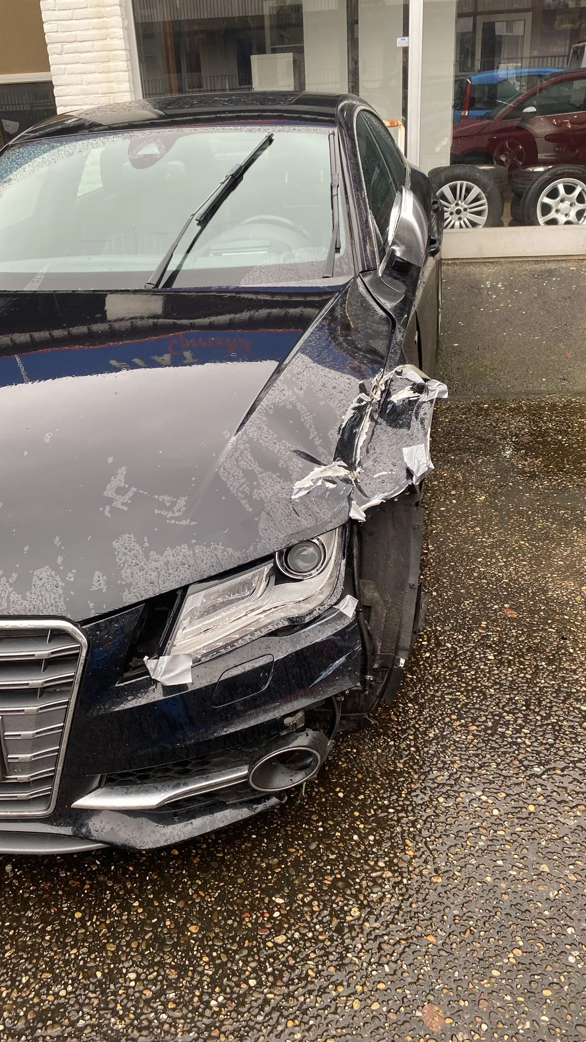 Close-up van schade aan de voorkant van een Audi A7