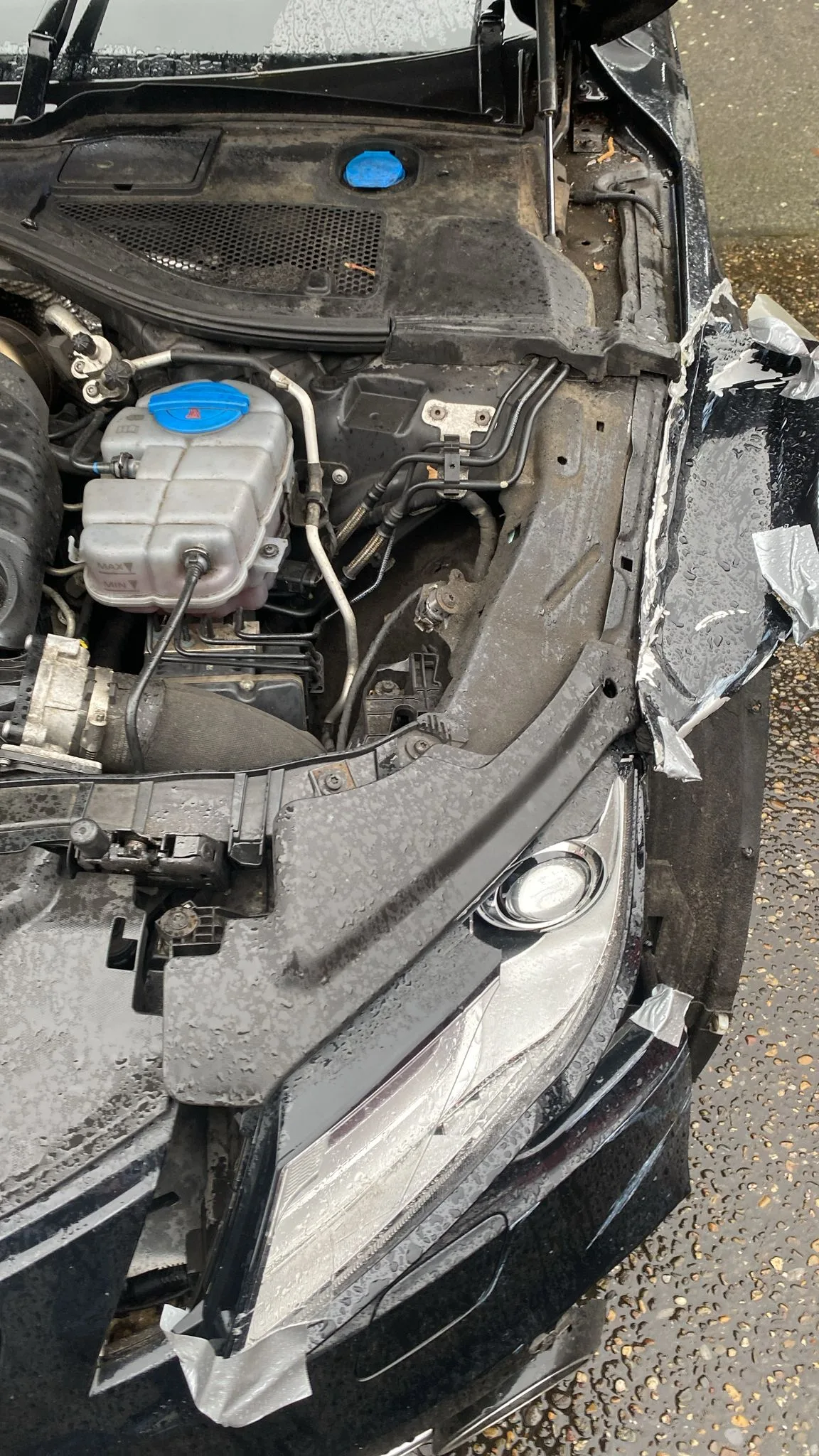Audi A7 motorruimte met schade aan de voorkant