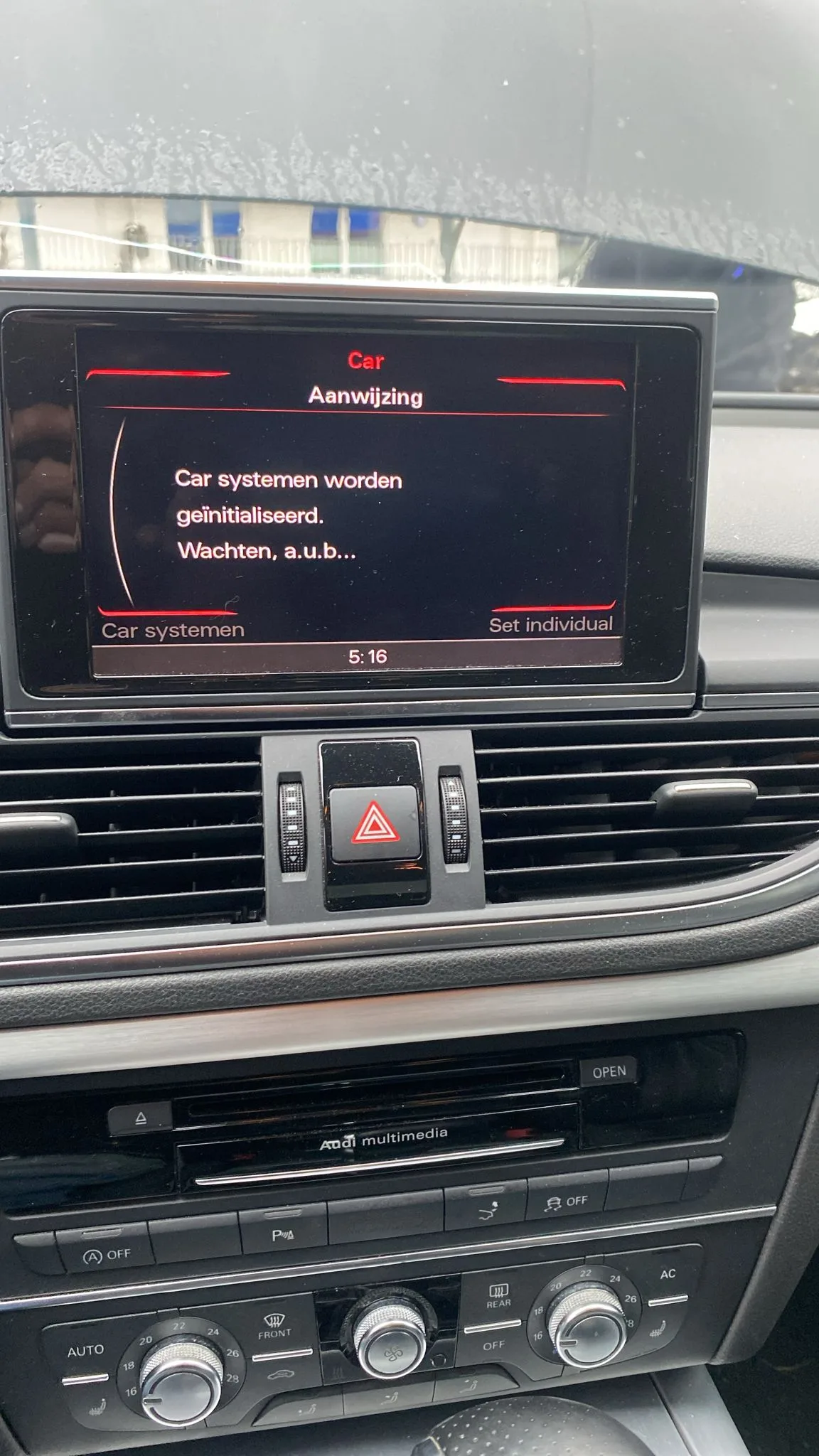 Audi MMI scherm met melding systemen worden geinitialiseerd - niet-rijdende auto