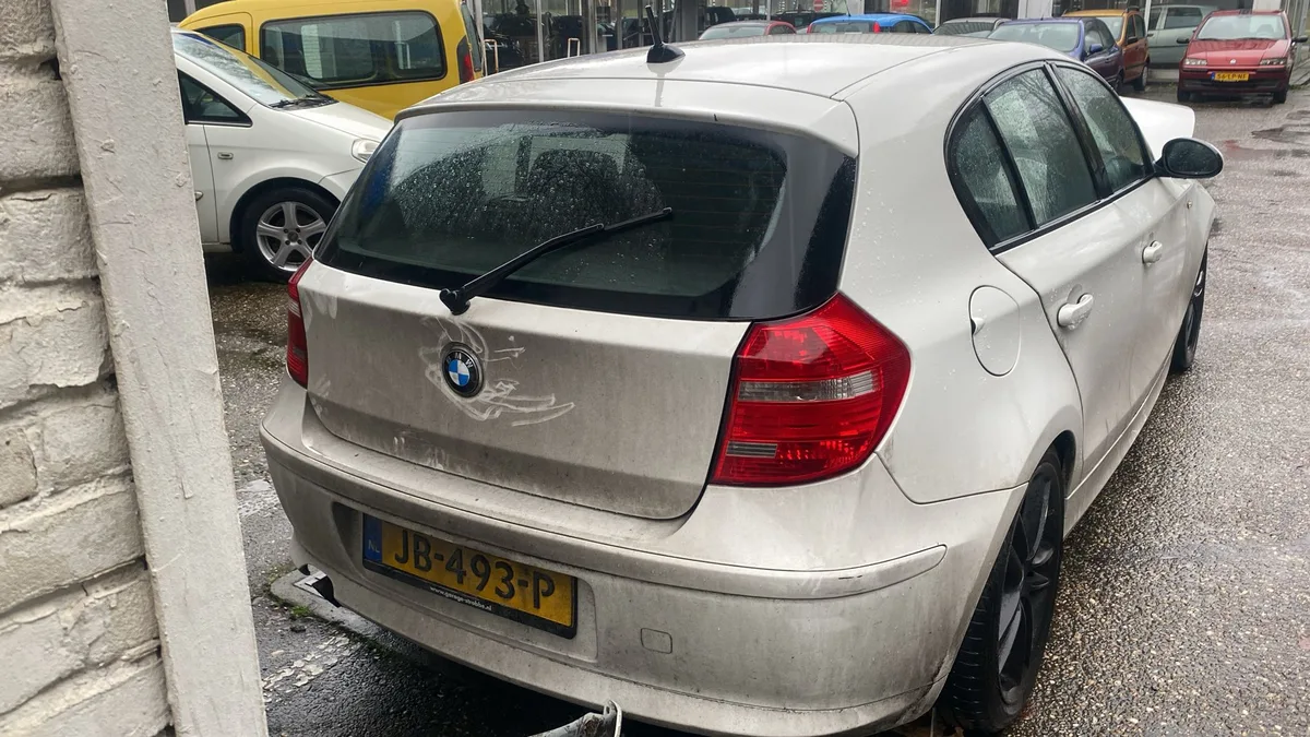 Zilveren BMW 1-Serie achterkant bij een autoopkoper