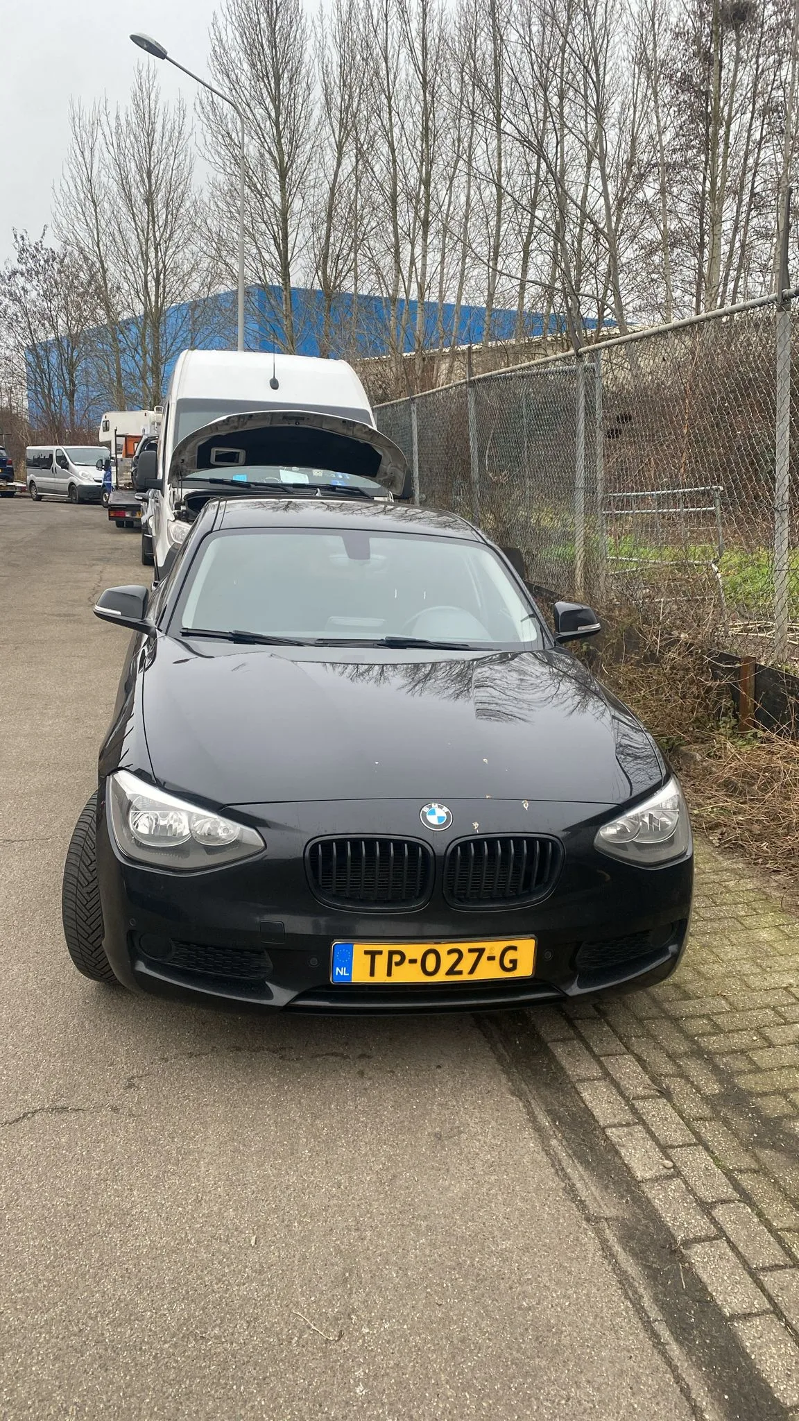 Zwarte BMW 1-Serie vooraanzicht met Nederlands kenteken