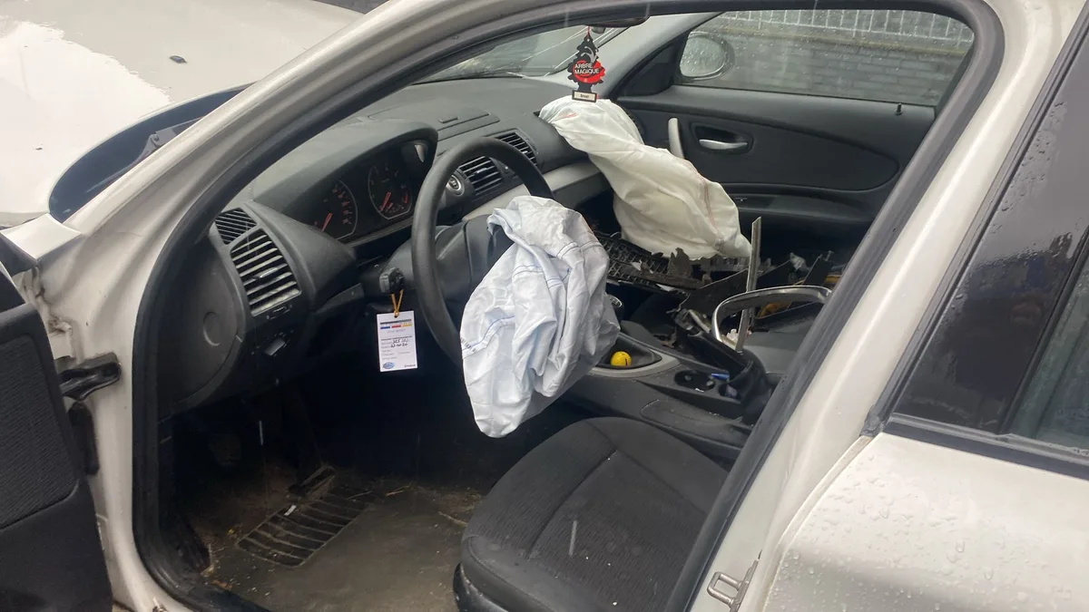BMW interieur met uitgevouwen airbags na een ongeluk
