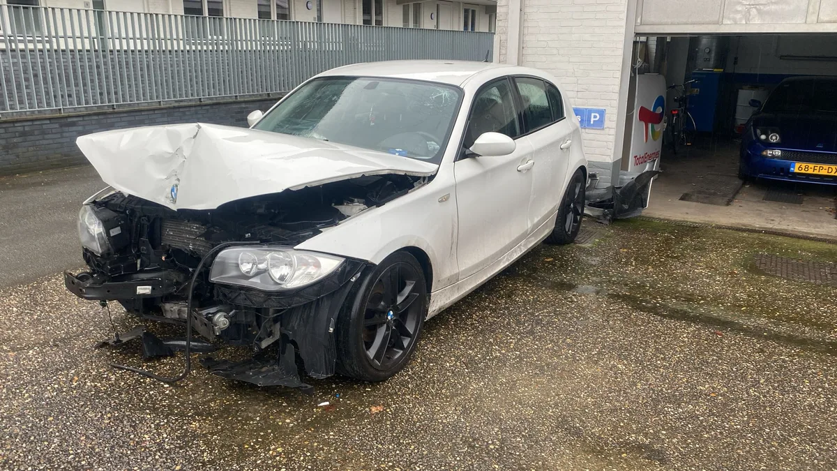 BMW met zware carrosserieschade aan de voorkant