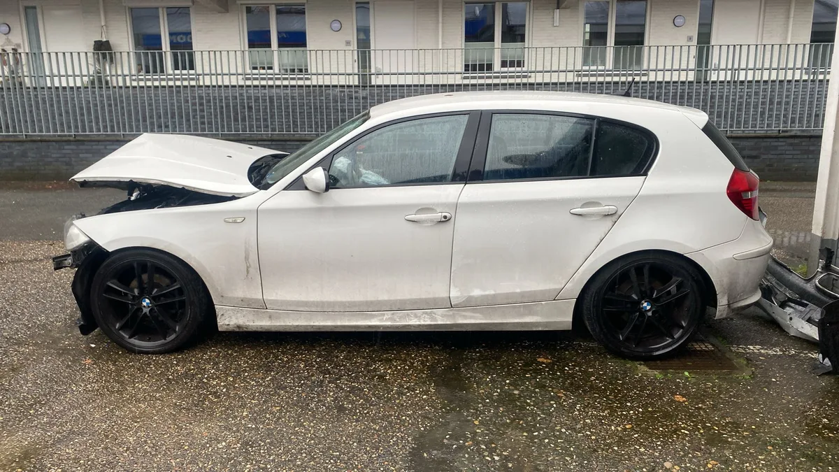 Witte BMW met schade aan de voorkant na een ongeval