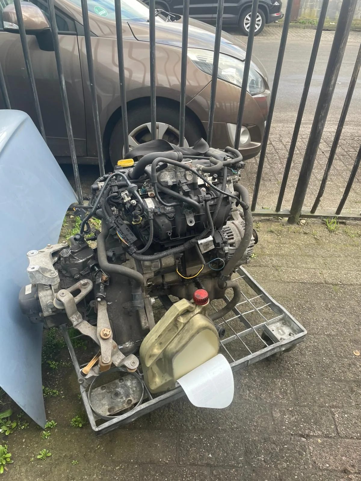 Motorblok verwijderd uit een auto op een pallet bij de sloperij