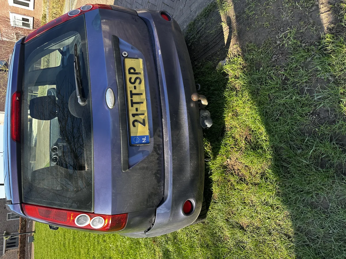 Oude auto op gras klaar om naar de sloop te gaan