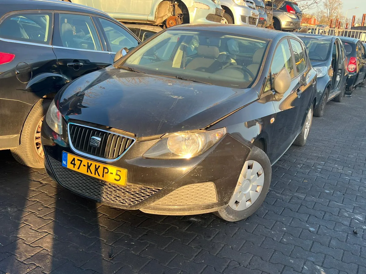 Zwarte Seat Ibiza op een autosloperij met Nederlands kenteken