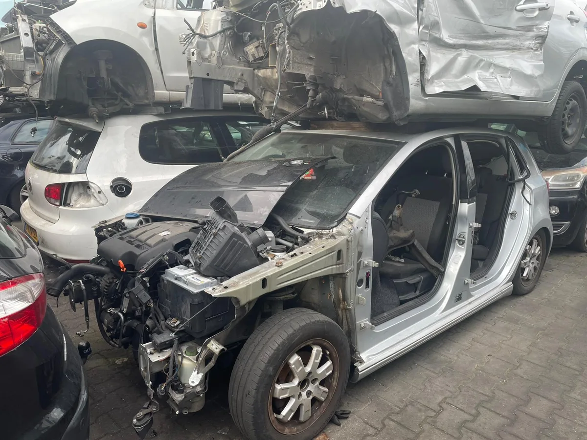 Schade sloopauto waarbij onderdelen vanaf gemonteerd zijn