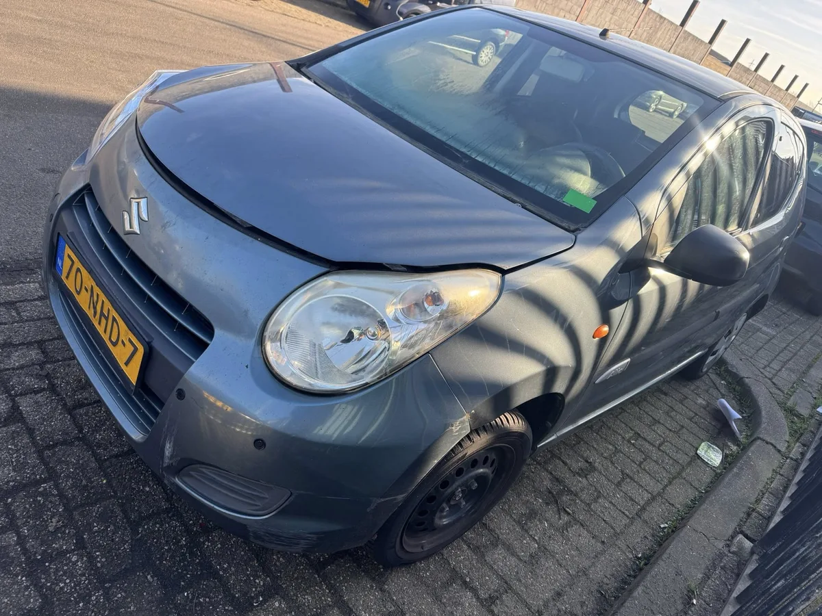 Suzuki sloopauto op een autosloperij vanuit een andere hoek