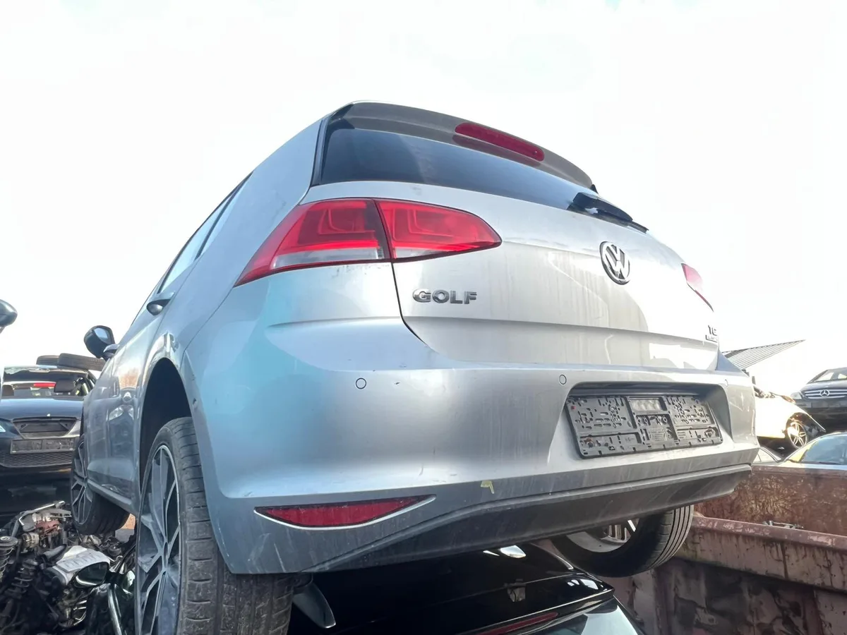 Zilveren Volkswagen Golf achterkant op een autosloperij