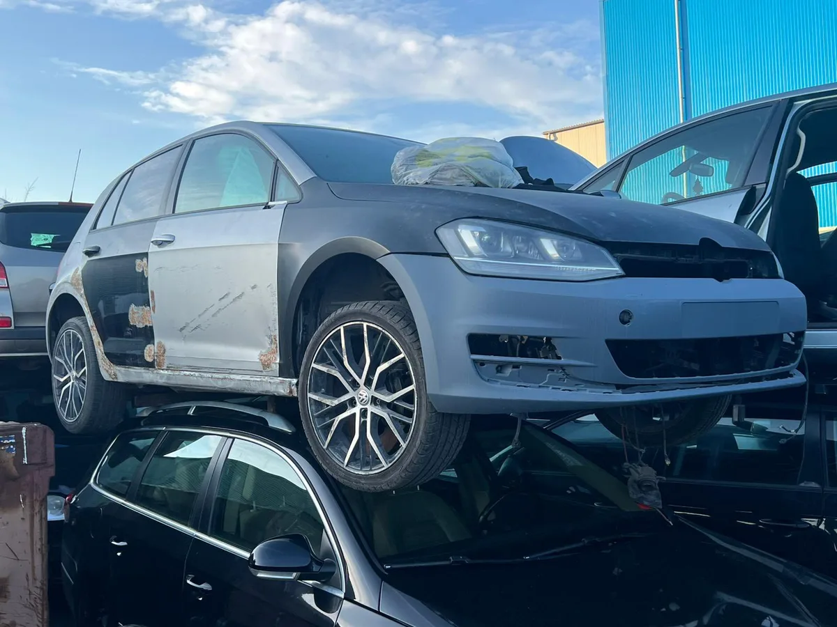 Volkswagen Golf 7 met zware roestschade op een sloperij