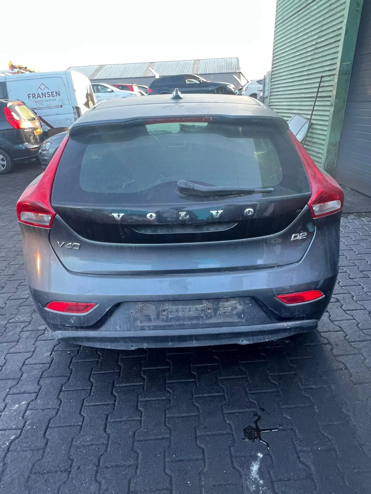 Grijze Volvo V40 D2 achterkant op een sloperij