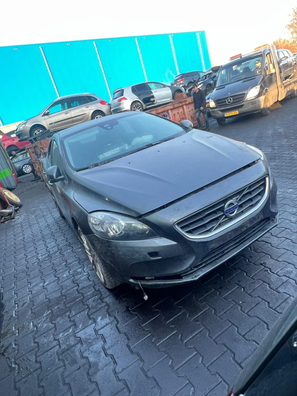 Donkere Volvo met ontbrekende bumper op een sloperij
